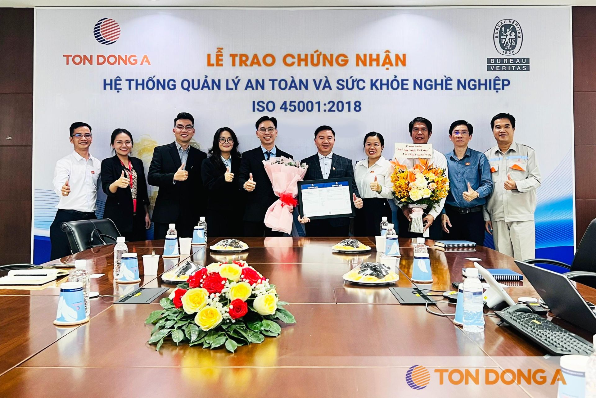 &Ocirc;ng L&acirc;m Vĩnh Hảo - Ph&oacute; Tổng Gi&aacute;m đốc Sản xuất C&ocirc;ng ty Cổ phần T&ocirc;n Đ&ocirc;ng &Aacute; (đứng thứ 5 từ phải qua) vinh dự nhận chứng nhận ISO 45001:2018 từ đại diện C&ocirc;ng ty TNHH Bureau Veritas Việt Nam