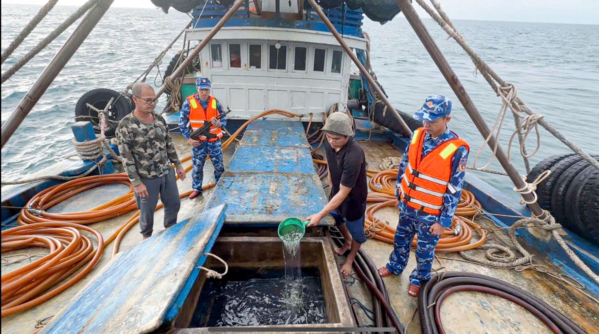 Cảnh sát biển Vùng 4 thu giữ hơn 2 triệu lít dầu trái phép trên biển Tây Nam