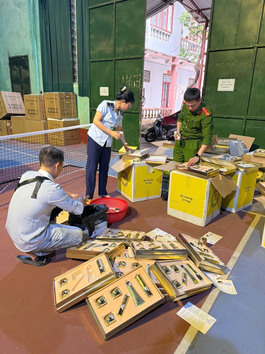 Lực lượng chức năng kiểm tra h&agrave;ng h&oacute;a tr&ecirc;n phương tiện vận tải