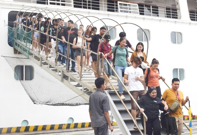 Kh&aacute;ch tr&ecirc;n t&agrave;u sẽ tham quan c&aacute;c điểm ch&iacute;nh trong chương tr&igrave;nh như: Ch&ugrave;a Linh ứng Sơn Tr&agrave;, b&atilde;i biển Mỹ Kh&ecirc;, cầu Rồng, C&ocirc;ng vi&ecirc;n vườn tượng Apec, Bảo t&agrave;ng Đi&ecirc;u khắc Chăm v&agrave; Phố cổ Hội An