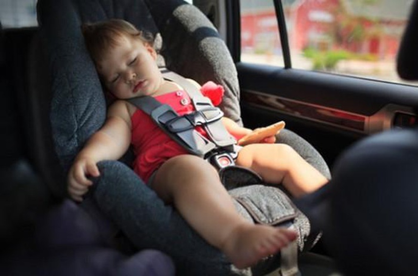 Cảnh báo nguy cơ và biện pháp phòng tránh việc bỏ quên trẻ nhỏ trên ô tô