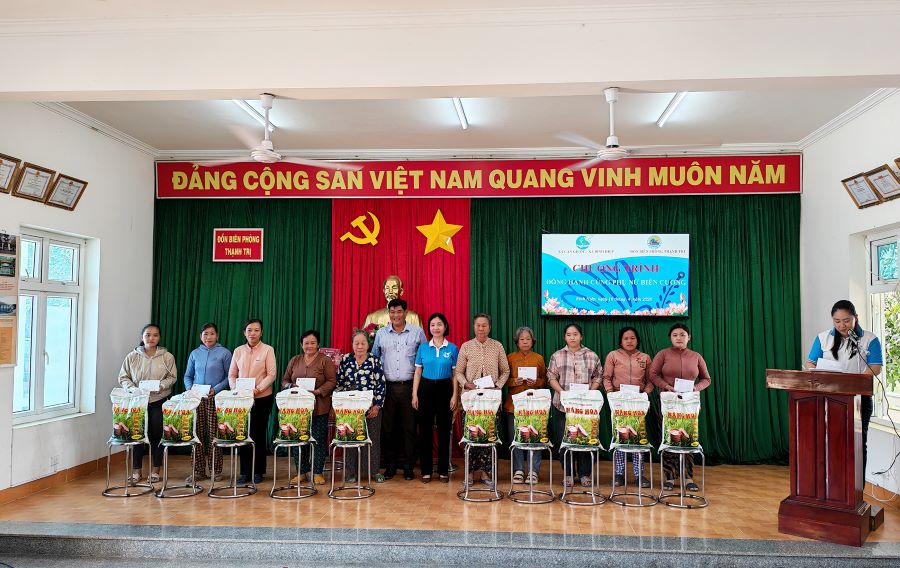 Đồn Biên phòng Thạnh Trị phối hợp tặng quà cho phụ nữ và trẻ em khó khăn