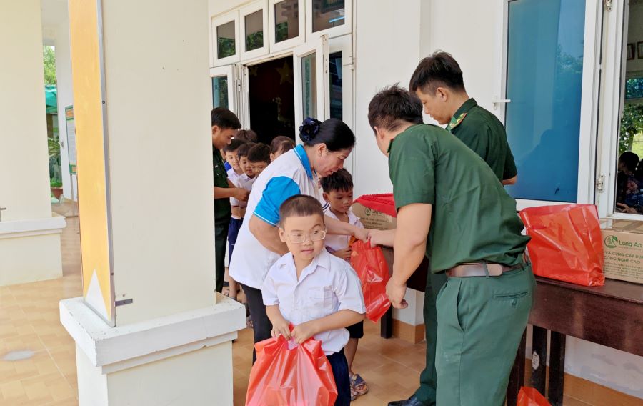 Những suất qu&agrave; &ldquo;&Aacute;o trắng y&ecirc;u thương - Tiếp sức đến trường&rdquo; trao cho c&aacute;c em c&oacute; ho&agrave;n cảnh kh&oacute; khăn tại chương tr&igrave;nh