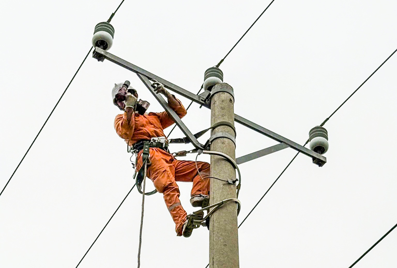 C&aacute;c đơn vị điện lực tr&ecirc;n địa b&agrave;n tỉnh Thanh H&oacute;a tiếp tục tăng cường ứng trực, theo d&otilde;i s&aacute;t diễn biến thời tiết, chủ động phương &aacute;n xử l&yacute; nhằm đảm bảo cung cấp điện an to&agrave;n, ổn định. Ảnh: Quốc Anh