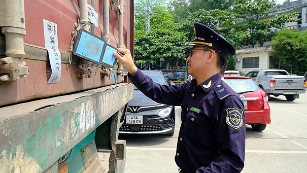 C&ocirc;ng chức Hải quan cửa khẩu cảng Đ&agrave; Nẵng kiểm tra, gi&aacute;m s&aacute;t h&agrave;ng h&oacute;a.