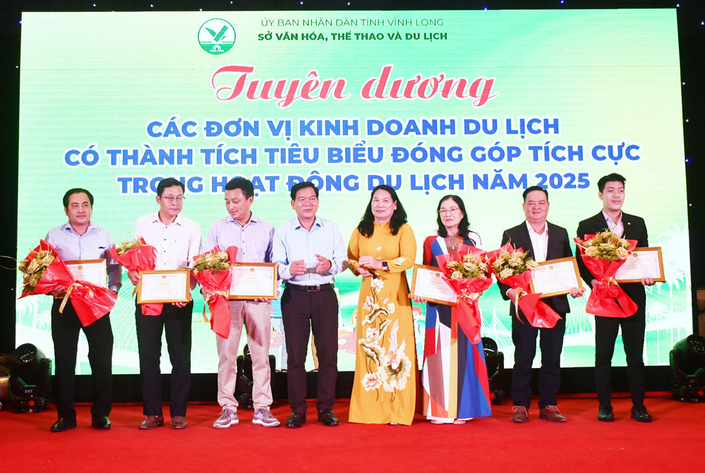 L&atilde;nh đạo tỉnh trao khen thưởng cho c&aacute;c tập thể, c&aacute; nh&acirc;n c&oacute; nhiều đ&oacute;ng g&oacute;p cho ng&agrave;nh du lịch tỉnh Vĩnh Long trong năm 2025. (Ảnh: B&aacute;o Vĩnh Long)