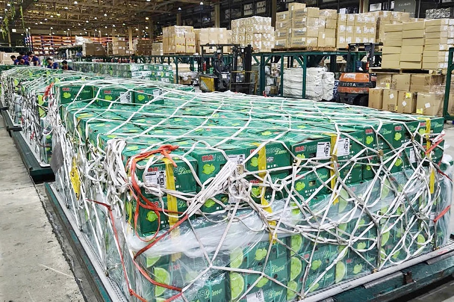 C&aacute;c l&ocirc; h&agrave;ng n&ocirc;ng sản từ Việt Nam chuẩn bị được đưa l&ecirc;n m&aacute;y bay vận chuyển sang Dubai. Ảnh: Thanh Vũ/BCT.