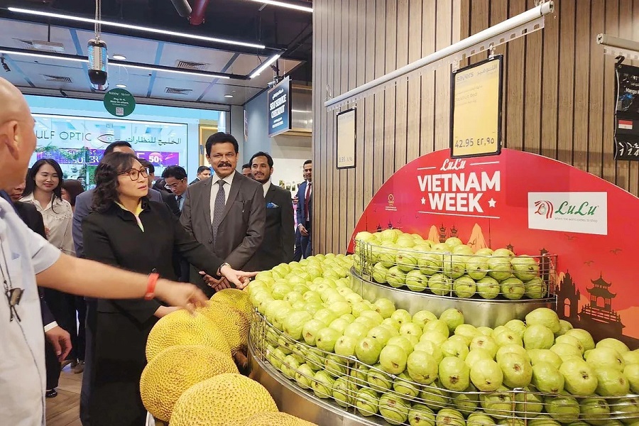 C&aacute;c sản phẩm tr&aacute;i c&acirc;y tươi Việt Nam được trưng b&agrave;y tại chuỗi si&ecirc;u thị Lulu tại Dubai. Ảnh: Thanh Vũ/BCT.