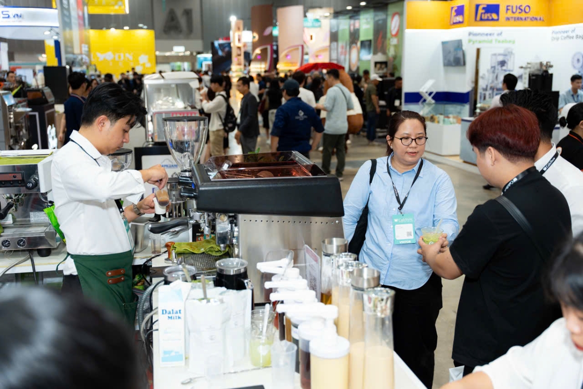 Người ti&ecirc;u d&ugrave;ng thưởng thức nước uống được ch&iacute;nh tay c&aacute;c&nbsp;barista pha chế tại triển l&atilde;m.