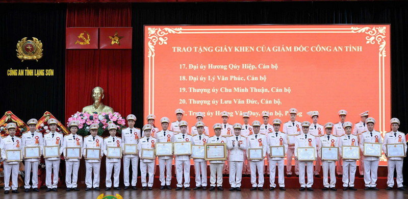 Nhiều tập thể, c&aacute; nh&acirc;n được nhận Bằng khen, Giấy khen trong dịp n&agrave;y