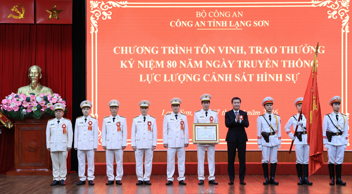 Thừa uỷ quyền của Chủ tịch nước, đồng ch&iacute; Nguyễn Cảnh To&agrave;n, Ph&oacute; B&iacute; thư Tỉnh ủy, Chủ tịch UBND tỉnh trao Hu&acirc;n chương chiến c&ocirc;ng Hạng Ba cho Ph&ograve;ng Cảnh s&aacute;t h&igrave;nh sự, C&ocirc;ng an tỉnh Lạng Sơn