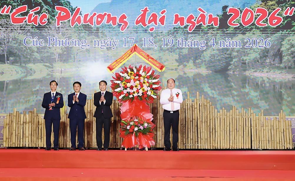 Trung tướng L&ecirc; Quang Đạo, Ph&oacute; Tổng Tham mưu trưởng Qu&acirc;n đội Nh&acirc;n d&acirc;n Việt Nam tặng hoa ch&uacute;c mừng Ng&agrave;y hội Văn h&oacute;a-Thể thao c&aacute;c d&acirc;n tộc năm 2026