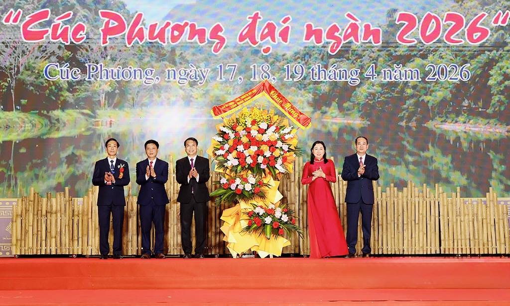 B&agrave; Đinh Thị Lụa, Ph&oacute; B&iacute; thư Thường trực Tỉnh uỷ, Chủ tịch Ủy ban MTTQ Việt Nam tỉnh Ninh B&igrave;nh; &ocirc;ng Mai Văn Tuất, Ph&oacute; B&iacute; thư Tỉnh uỷ, Trưởng Đo&agrave;n đại biểu Quốc hội tỉnh tặng hoa ch&uacute;c mừng Ng&agrave;y hội Văn h&oacute;a-Thể thao c&aacute;c d&acirc;n tộc năm 2026