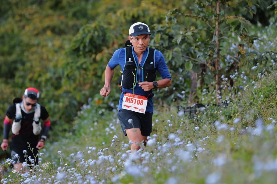 Cung đường đưa vận động vi&ecirc;n băng qua rừng th&ocirc;ng v&agrave; địa h&igrave;nh đặc trưng của cao nguy&ecirc;n L&acirc;m Đồng