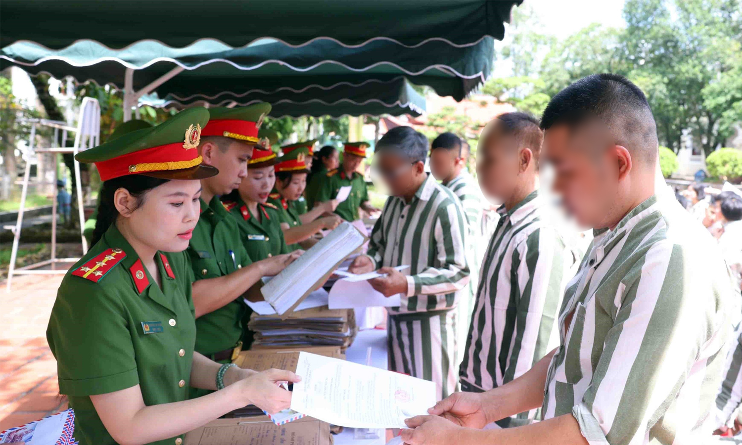 C&aacute;n bộ trại giam Ph&uacute; Sơn 4 (Bộ C&ocirc;ng an) trao giấy chứng nhận đặc x&aacute; cho người được đặc x&aacute; (đợt 2) năm 2025. (Ảnh: TTXVN)