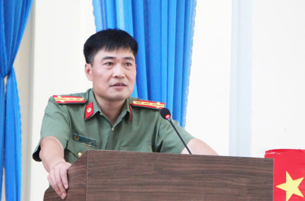 Đồng ch&iacute; Đại t&aacute; B&ugrave;i Chiến Thắng, Ph&oacute; Gi&aacute;m đốc C&ocirc;ng an tỉnh Bắc Ninh trao đổi một số nội dung tại hội nghị.