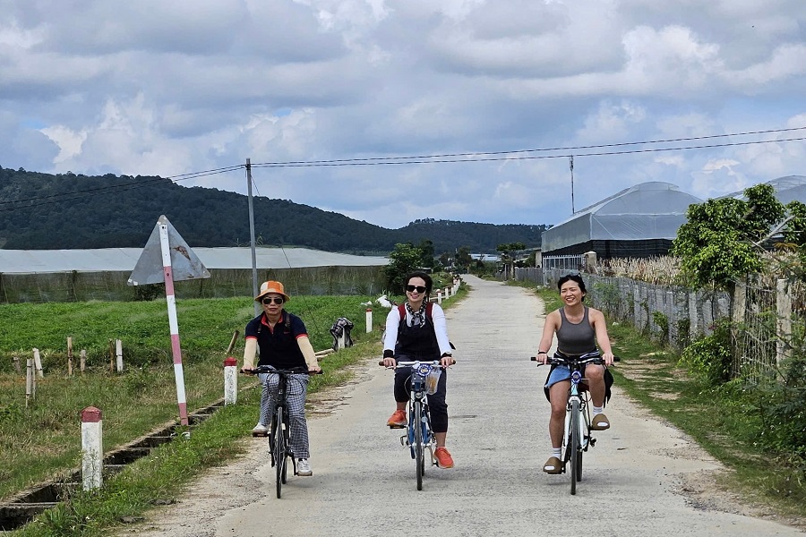 Đạp xe xuy&ecirc;n rừng v&agrave; những th&ocirc;n, bản để du kh&aacute;ch c&oacute; những trải nghiệm thực tế về đời sống người d&acirc;n