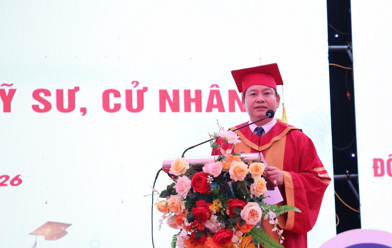 PGS.TS Đinh Văn Ch&acirc;u, Hiệu trưởng Trường Đại học Điện lực ph&aacute;t biểu tại buổi Lễ
