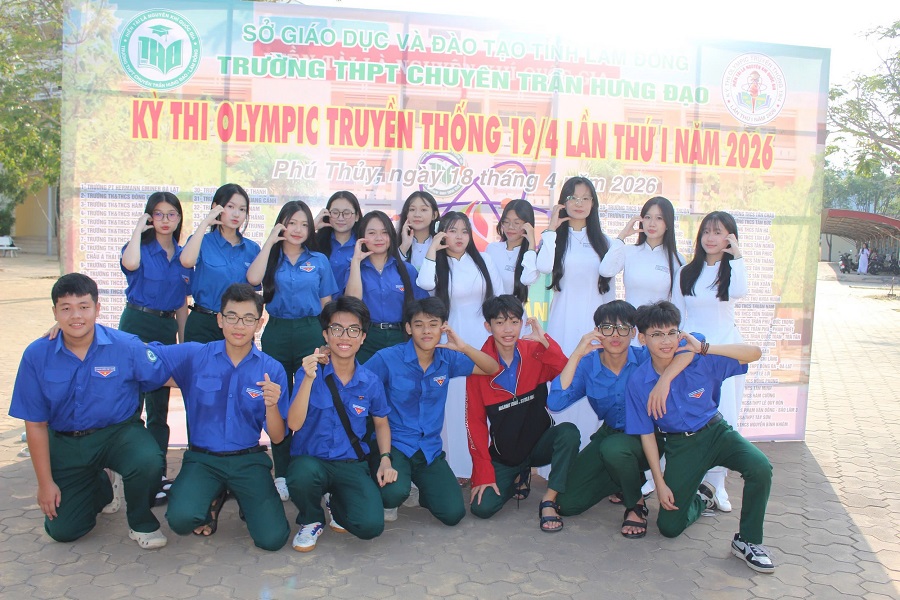 Đội t&igrave;nh nguyện của Trường THPT Chuy&ecirc;n Trần Hưng Đạo hỗ trợ th&iacute; sinh dự thi