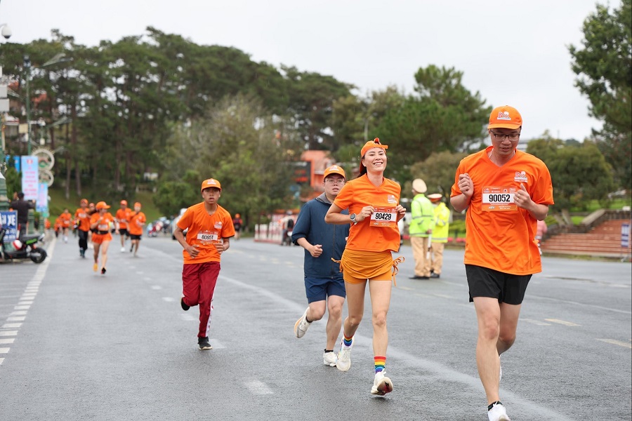 D&ograve;ng vận động vi&ecirc;n trải d&agrave;i tr&ecirc;n cung đường quanh Hồ Xu&acirc;n Hương, tạo n&ecirc;n bức tranh đầy sức sống giữa l&ograve;ng đ&ocirc; thị Đ&agrave; Lạt