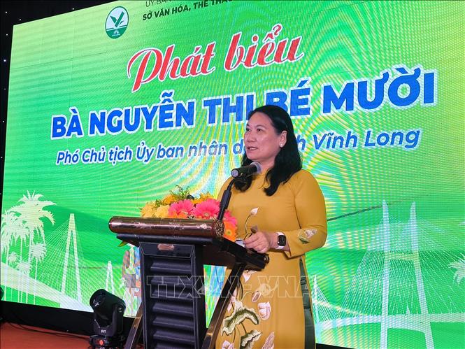 Ph&oacute; Chủ tịch UBND tỉnh Vĩnh Long Nguyễn Thị B&eacute; Mười ph&aacute;t biểu tại buổi họp mặt. (Ảnh: TTXVN)