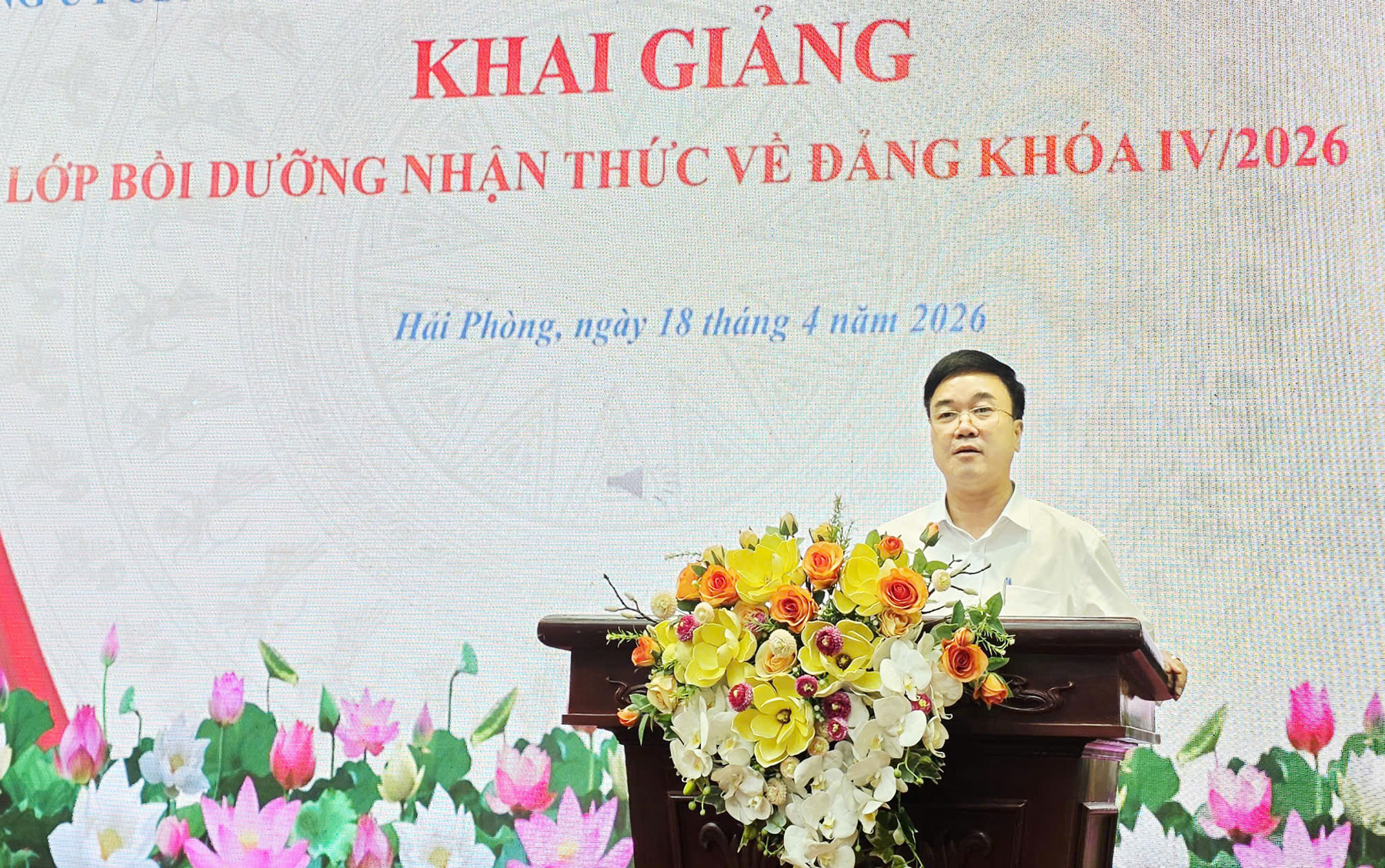 Đồng ch&iacute; Nguyễn Văn Quyết, Ph&oacute; Chủ tịch Thường trực Li&ecirc;n đo&agrave;n Lao động th&agrave;nh phố ph&aacute;t biểu tại Lễ khai giảng.