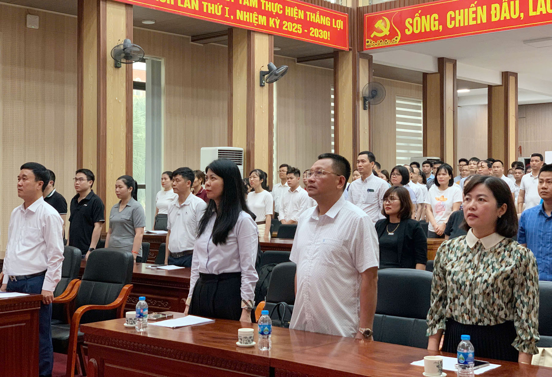 C&aacute;c đại biểu v&agrave; học vi&ecirc;n l&agrave;m Lễ ch&agrave;o cờ.