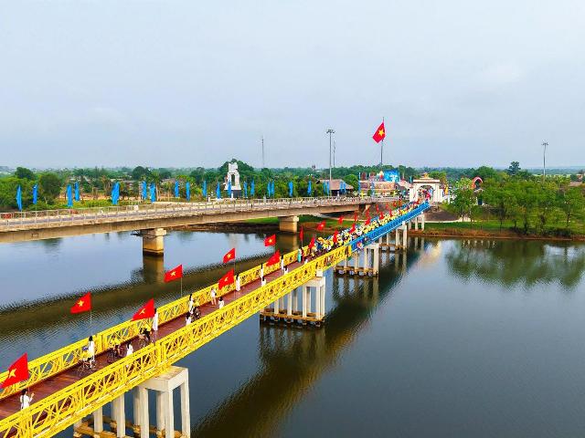 Hơn 1.000 vận động vi&ecirc;n tham gia Ng&agrave;y hội Đạp xe V&igrave; h&ograve;a b&igrave;nh tại Quảng Trị.