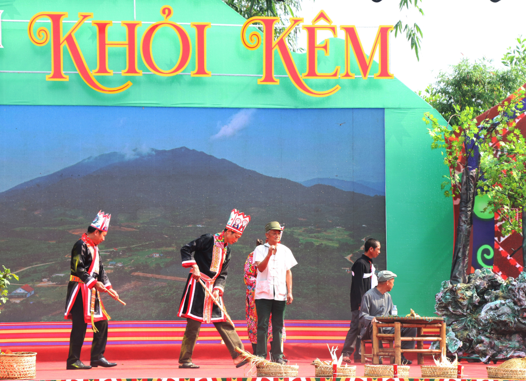 Trong khu&ocirc;n khổ lễ hội đ&atilde; t&aacute;i hiện nhiều nghi lễ truyền thống của đồng b&agrave;o d&acirc;n tộc Dao như nghi lễ c&uacute;ng rừng