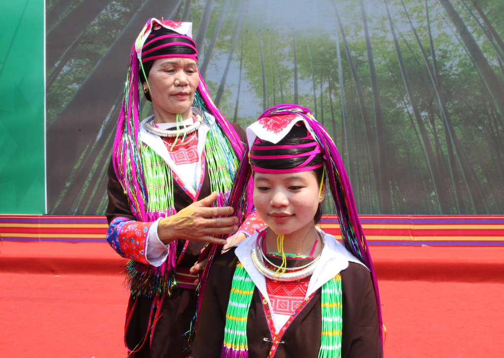 Phụ nữ d&acirc;n tộc Dao Thanh Y thể hiện sự kh&eacute;o l&eacute;o, tỉ mỉ khi vấn t&oacute;c