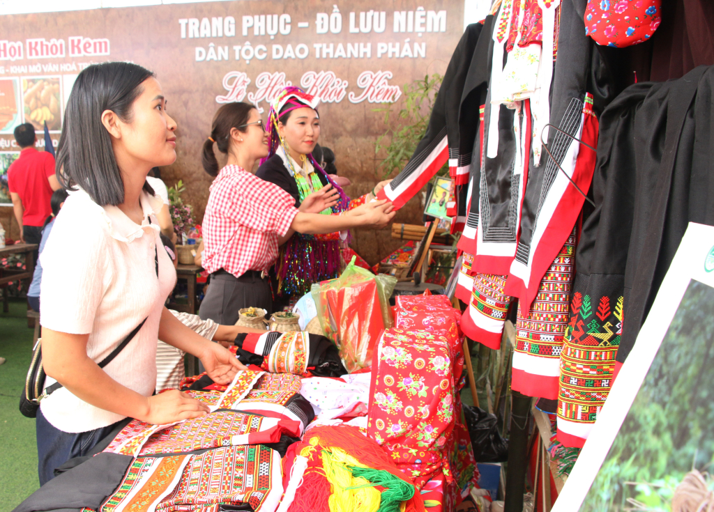 Người d&acirc;n, du kh&aacute;ch tham quan kh&ocirc;ng gian trưng b&agrave;y văn h&oacute;a truyền thống của đồng b&agrave;o Dao Thanh Ph&aacute;n