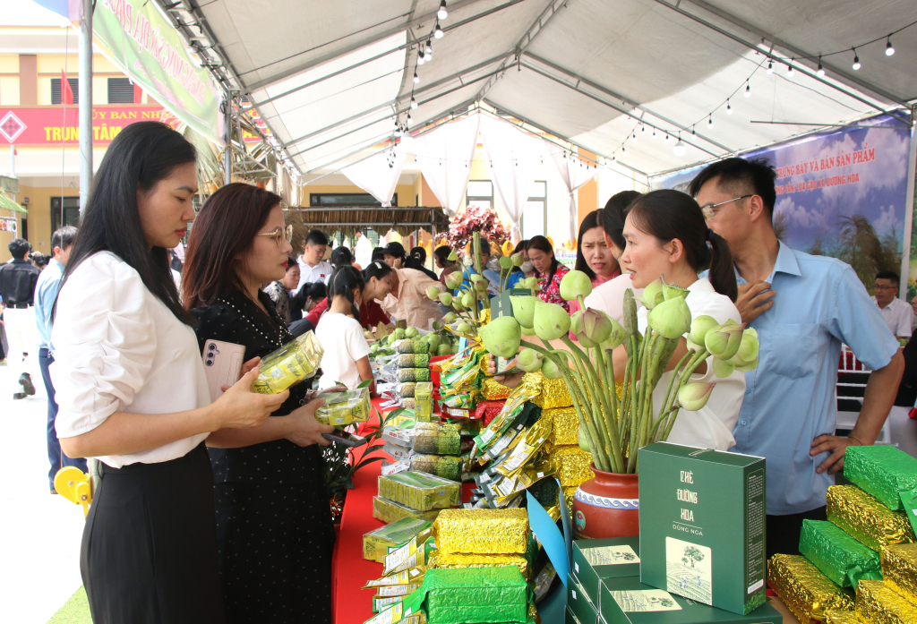 Du kh&aacute;ch tham quan mua sắm c&aacute;c sản phẩm OCOP x&atilde; Đường Hoa