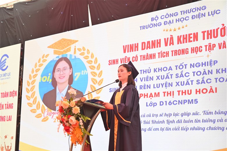 T&acirc;n khoa Phạm Thị Thu Ho&agrave;i, t&acirc;n Kỹ sư kh&oacute;a D16, Thủ khoa tốt nghiệp b&agrave;y tỏ lời tri &acirc;n s&acirc;u sắc tới Ban Gi&aacute;m hiệu v&agrave; to&agrave;n thể thầy c&ocirc; gi&aacute;o