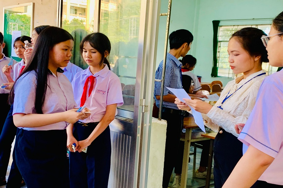 Gi&aacute;m thị gọi t&ecirc;n th&iacute; sinh v&agrave;o ph&ograve;ng thi