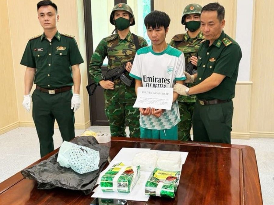 Hà Tĩnh: Bắt 2 đối tượng vận chuyển 2kg ma túy đá tại biên giới