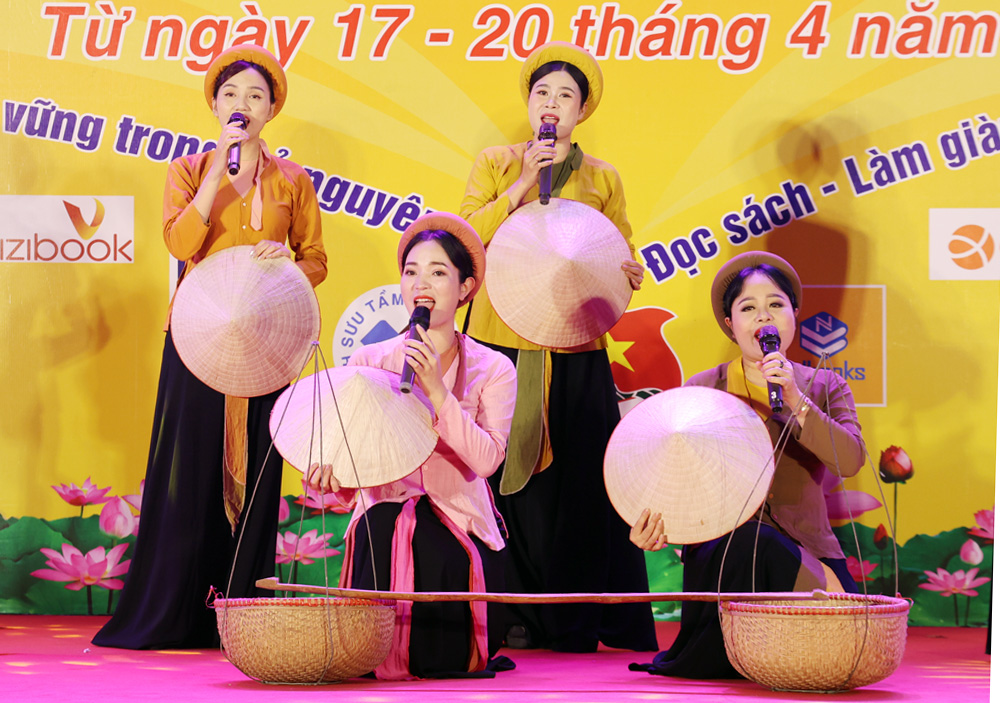 C&aacute;c nghệ sĩ biểu diễn tiết mục quan họ lời cổ 