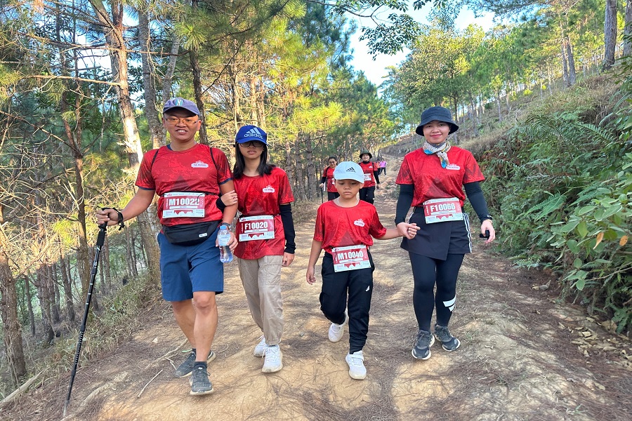 Hoạt động chạy bộ xuy&ecirc;n rừng thu h&uacute;t sự quan t&acirc;m của nhiều đối tượng, độ tuổi