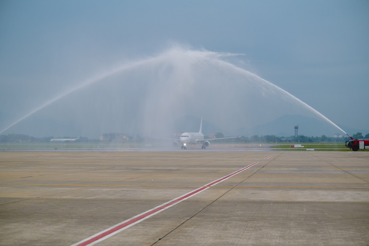 Nghi thức phun v&ograve;i rồng ch&agrave;o đ&oacute;n chiếc m&aacute;y bay Airbus A321 thuộc sở hữu của Vietravel Airlines