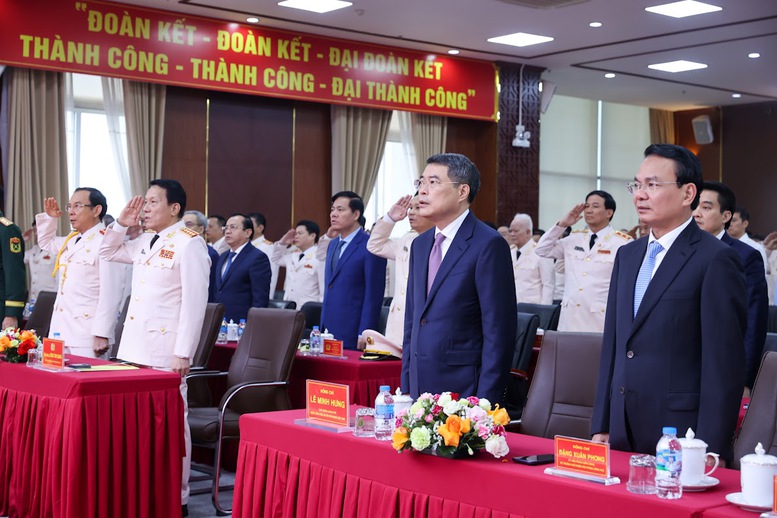 Thủ tướng Ch&iacute;nh phủ L&ecirc; Minh Hưng v&agrave; c&aacute;c đại biểu thực hiện nghi thức Ch&agrave;o cờ - Ảnh: VGP/Nhật Bắc