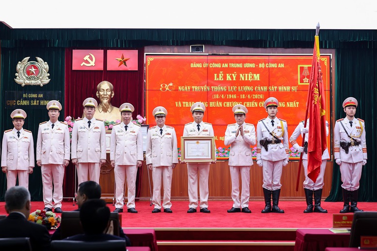 Bộ trưởng Bộ C&ocirc;ng an Lương Tam Quang trao Hu&acirc;n chương chiến c&ocirc;ng hạng nhất cho C02 - Ảnh: VGP/Nhật Bắc