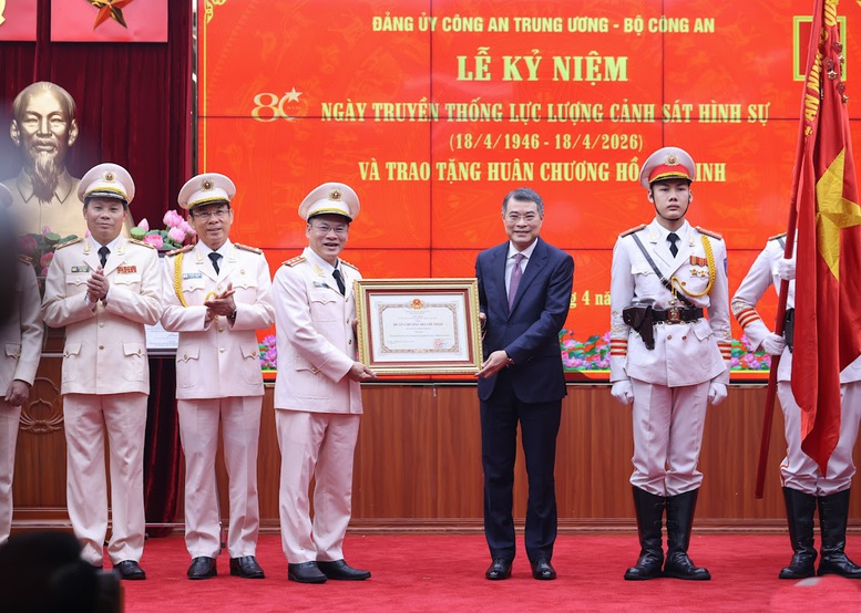 Thủ tướng Ch&iacute;nh phủ L&ecirc; Minh Hưng thay mặt l&atilde;nh đạo Đảng, Nh&agrave; nước trao Hu&acirc;n chương Hồ Ch&iacute; Minh tặng Lực lượng Cảnh s&aacute;t h&igrave;nh sự, Bộ C&ocirc;ng an - Ảnh: VGP/Nhật Bắc