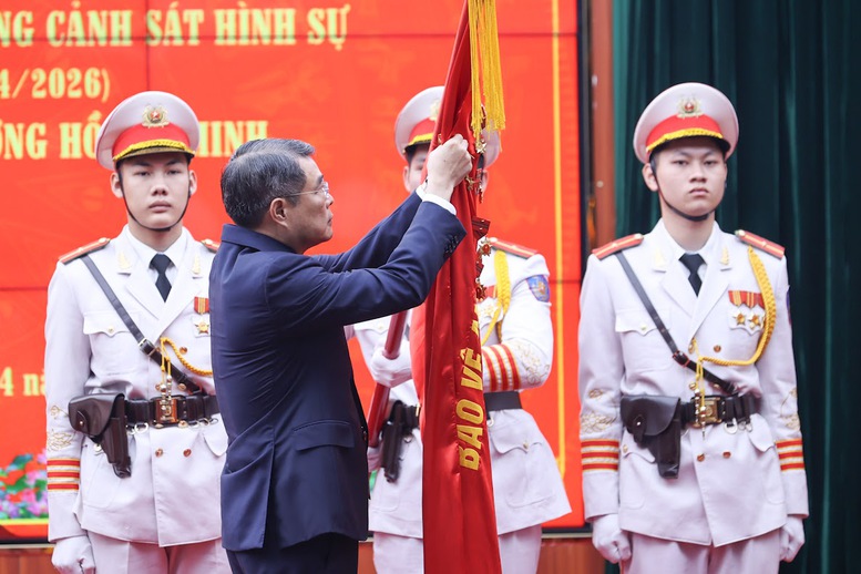 Thủ tướng Ch&iacute;nh phủ L&ecirc; Minh Hưng thay mặt l&atilde;nh đạo Đảng, Nh&agrave; nước trao Hu&acirc;n chương Hồ Ch&iacute; Minh tặng Lực lượng Cảnh s&aacute;t h&igrave;nh sự, Bộ C&ocirc;ng an - Ảnh: VGP/Nhật Bắc