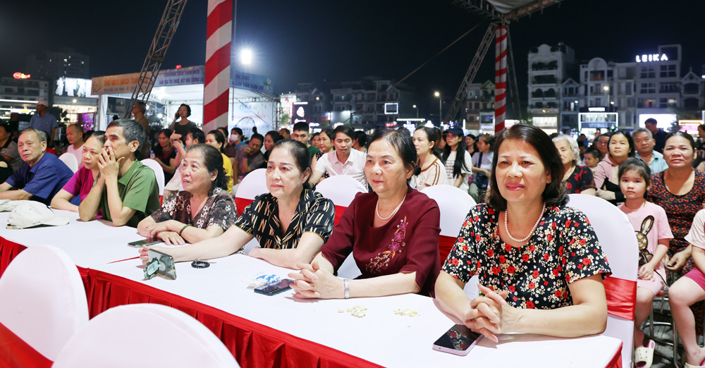 Rất đ&ocirc;ng kh&aacute;n giả thưởng thức chương tr&igrave;nh.