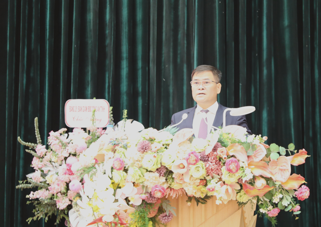 &Ocirc;ng B&ugrave;i Văn Khắng, Ph&oacute; B&iacute; thư Tỉnh ủy, Chủ tịch UBND tỉnh Quảng Ninh, ph&aacute;t biểu tại buổi gặp mặt kỷ niệm