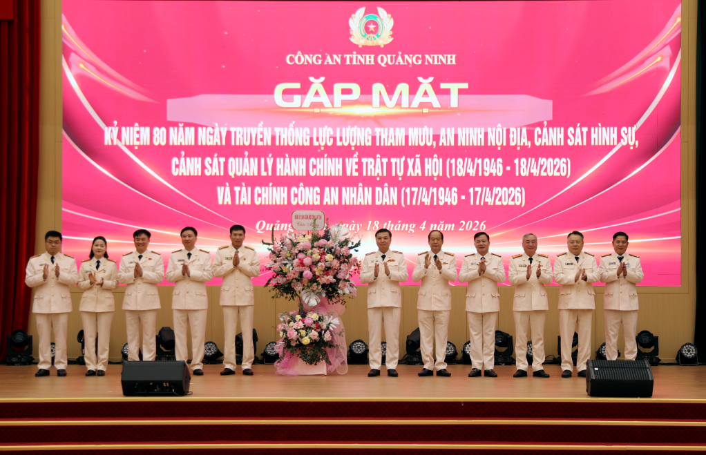 L&atilde;nh đạo C&ocirc;ng an tỉnh Quảng Ninh tặng hoa ch&uacute;c mừng 5 lực lượng của C&ocirc;ng an tỉnh