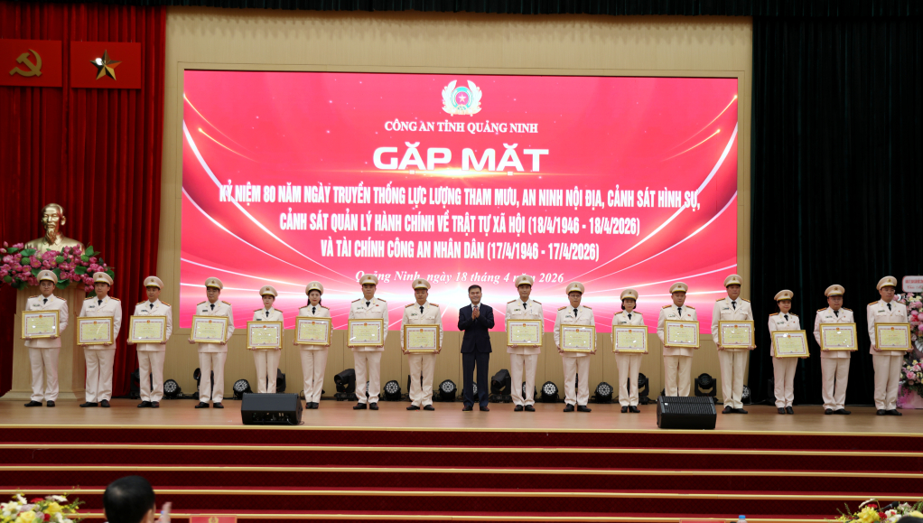 &Ocirc;ng B&ugrave;i Văn Khắng, Ph&oacute; B&iacute; thư Tỉnh ủy, Chủ tịch UBND tỉnh Quảng Ninh, tặng Bằng khen của UBND tỉnh cho tập thể, c&aacute; nh&acirc;n c&oacute; th&agrave;nh t&iacute;ch xuất sắc