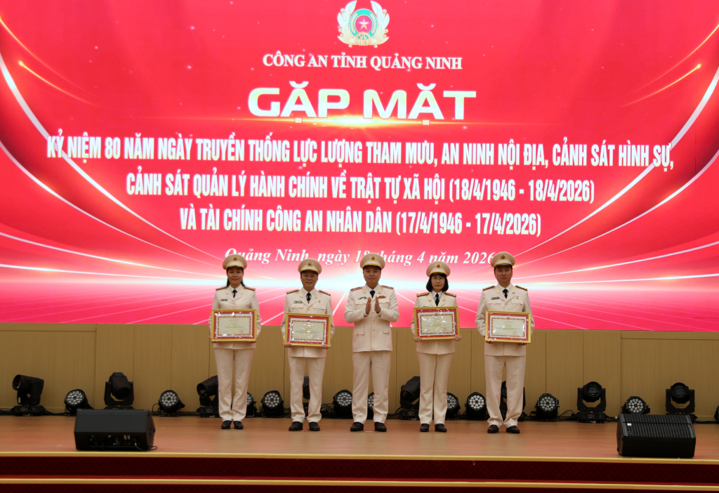 Thừa ủy quyền của Bộ trưởng Bộ C&ocirc;ng an, Thiếu tướng Nguyễn Tiến Trung, Gi&aacute;m đốc C&ocirc;ng an tỉnh Quảng Ninh, trao Bằng khen của Bộ C&ocirc;ng an cho c&aacute;c tập thể, c&aacute; nh&acirc;n c&oacute; th&agrave;nh t&iacute;ch xuất sắc