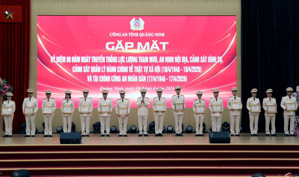 L&atilde;nh đạo C&ocirc;ng an tỉnh Quảng Ninh tặng giấy khen của Gi&aacute;m đốc C&ocirc;ng an tỉnh cho tập thể, c&aacute; nh&acirc;n c&oacute; th&agrave;nh t&iacute;ch xuất sắc