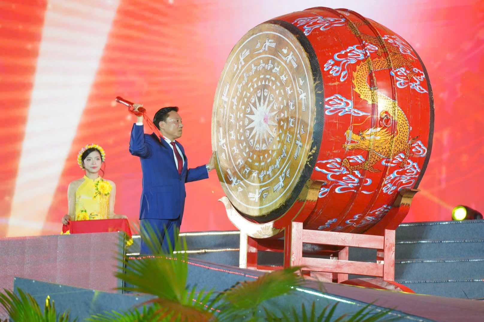 Ph&oacute; Chủ tịch UBND tỉnh Ph&uacute; Thọ Nguyễn Huy Ngọc đ&aacute;nh trống khai mạc lễ hội. Ảnh: BTC