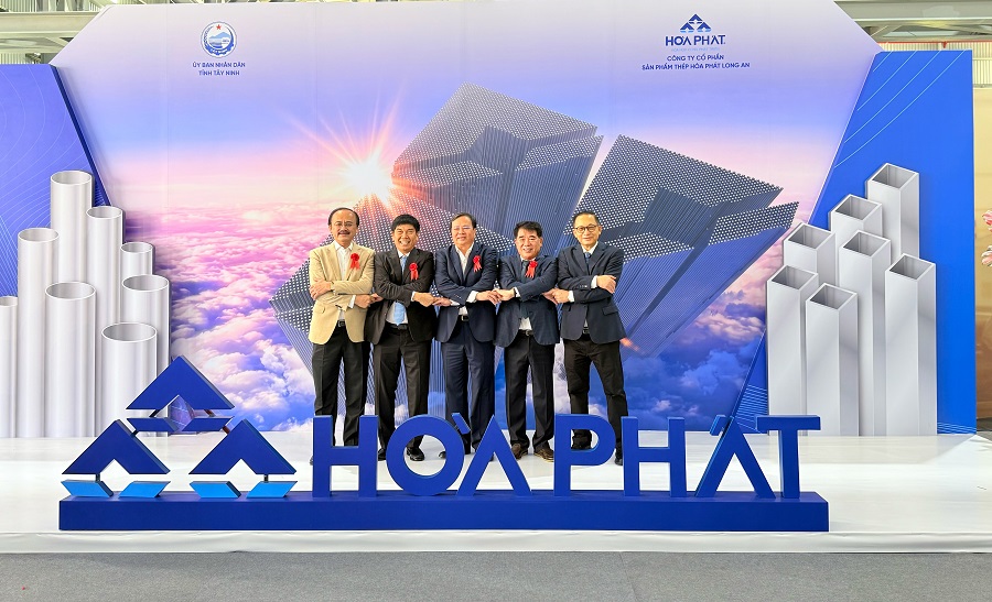 Từ tr&aacute;i qua: &Ocirc;ng V&otilde; Quốc Thắng - Chủ tịch HĐQT Dongtam Group; &ocirc;ng Trần Đ&igrave;nh Long - Chủ tịch HĐQT Tập đo&agrave;n H&ograve;a Ph&aacute;t; &ocirc;ng L&ecirc; Văn Hẳn - Ph&oacute; B&iacute; thư Tỉnh uỷ, Chủ tịch UBND tỉnh T&acirc;y Ninh; &ocirc;ng Nguyễn Mạnh Tuấn - Ph&oacute; chủ tịch Tập đo&agrave;n H&ograve;a Ph&aacute;t, ki&ecirc;m Tổng Gi&aacute;m đốc C&ocirc;ng ty Cổ phần Sản phẩm th&eacute;p H&ograve;a Ph&aacute;t; &ocirc;ng Nguyễn Văn Tuấn - Gi&aacute;m đốc C&ocirc;ng ty CP Sản phẩm th&eacute;p H&ograve;a Ph&aacute;t Long An